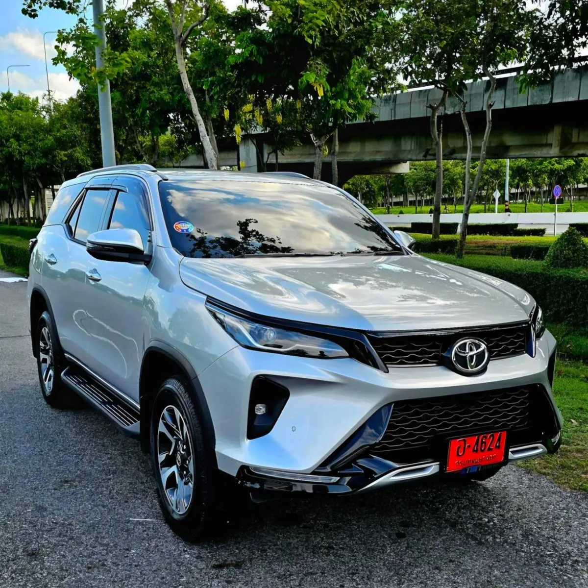รถ Toyota Fortuner สีเงินของ Prapan Service