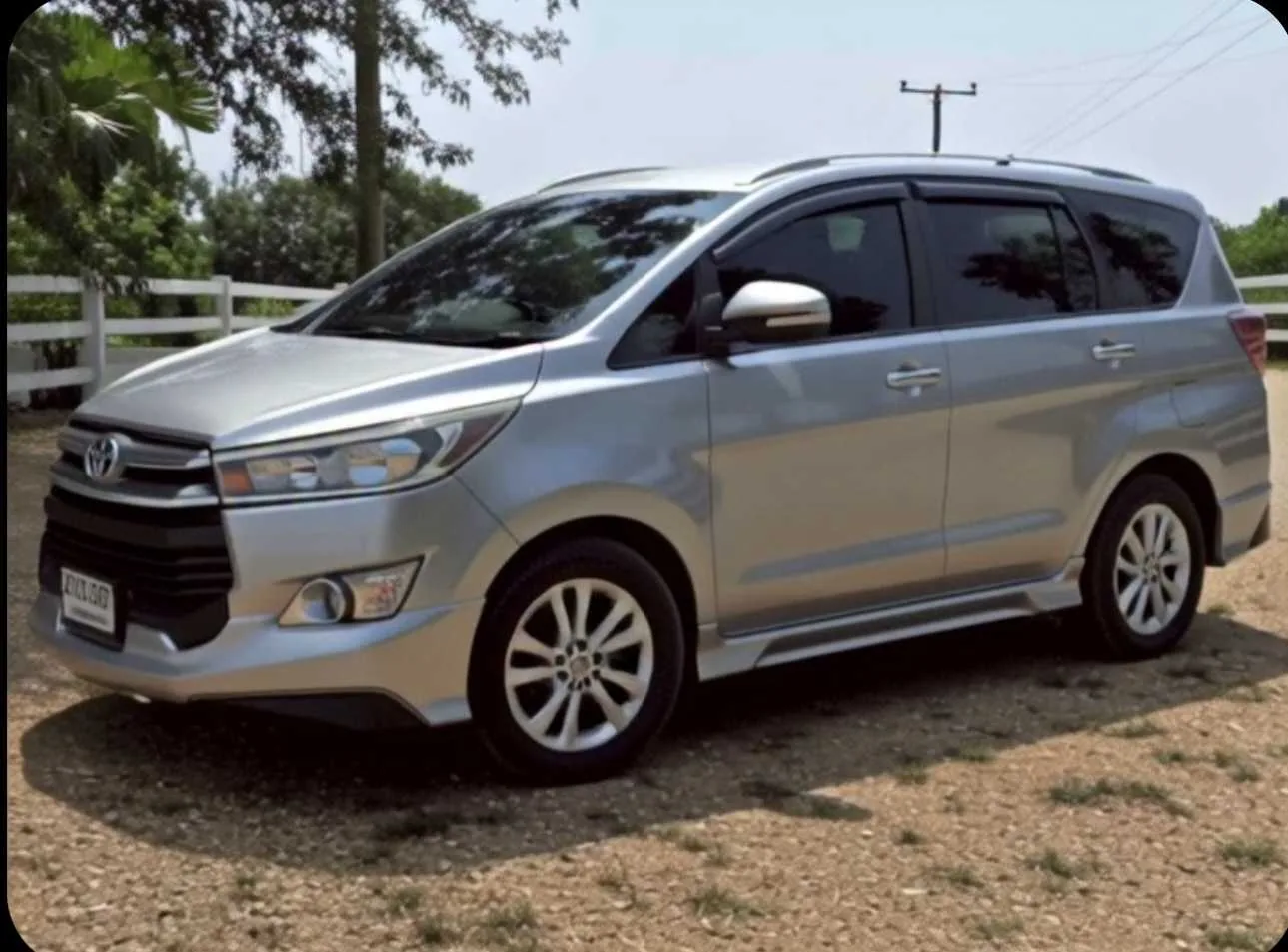รถตู้ Toyota Innova สีเงินของ Prapan Service พร้อมให้บริการ