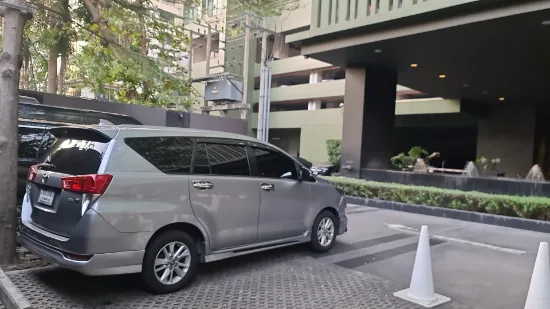 รถตู้ Prapan Service จอดรอรับลูกค้าหน้าโรงแรม